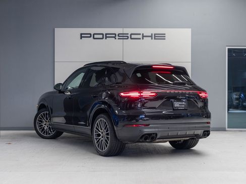 Used 2022 Porsche Cayenne Platinum Edition image 3