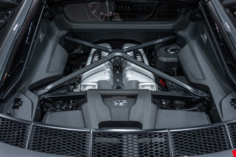 Used 2018 Audi R8 V10 RWD image 40