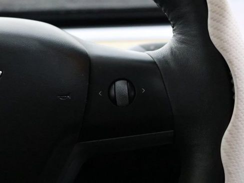 Used 2022 Tesla Model Y Long Range image 19