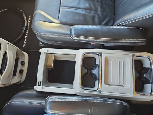 Used 2013 Chrysler Town & Country Touring image 29