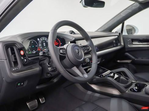 New 2026 Porsche Cayenne Turbo image 4