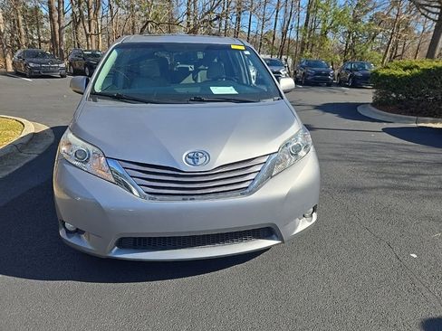 Used 2017 Toyota Sienna XLE w/ XLE Navigation Package image 11