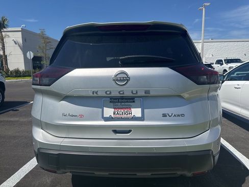 Used 2024 Nissan Rogue SV image 6