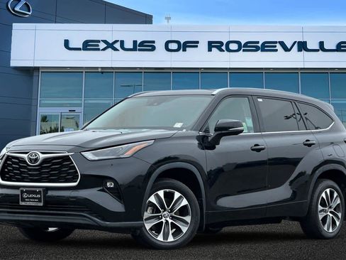 Used 2024 Toyota Highlander XLE image 1