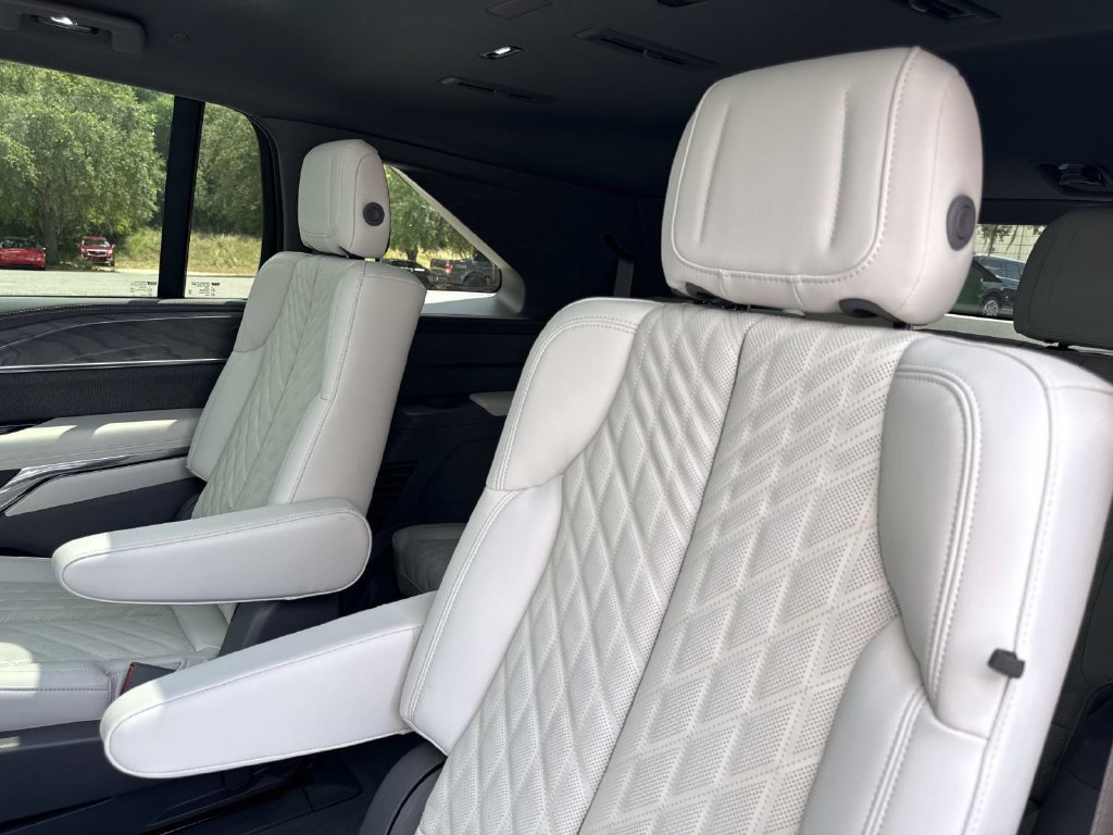 New 2025 Cadillac Escalade IQ Luxury 1 w/ Smart Trailering package AWD/4WD image 14