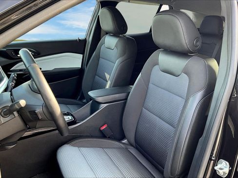 Used 2025 Chevrolet Trax LT w/ Driver Confidence Package image 13