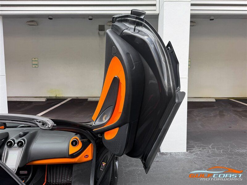 Used 2018 McLaren 570S Spider RWD image 32