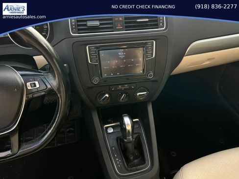 Used 2018 Volkswagen Jetta SE FWD image 9