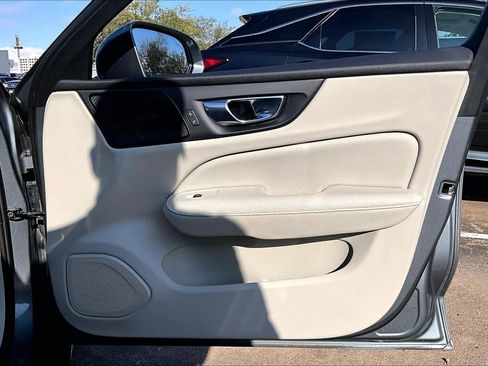 Used 2021 Volvo S60 T5 Momentum image 20