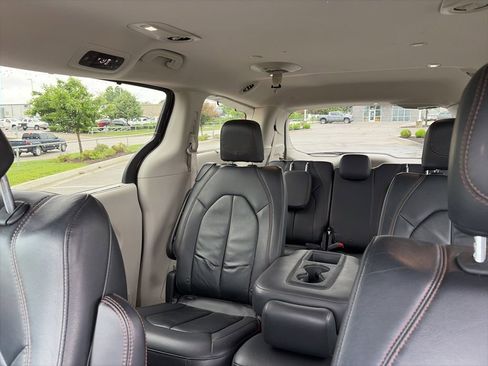 Used 2017 Chrysler Pacifica Touring-L w/ Tire & Wheel Group FWD image 60