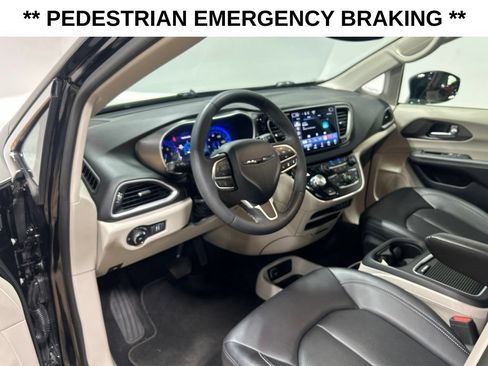 Certified 2024 Chrysler Pacifica Touring-L FWD image 9