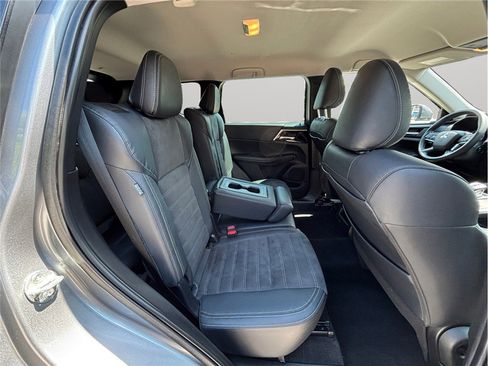 Used 2023 Mitsubishi Outlander SE image 42