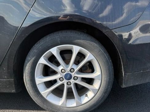 Used 2018 Ford Fusion SE FWD image 5