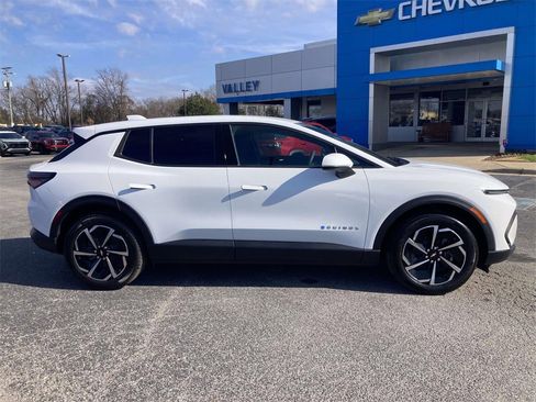 New 2026 Chevrolet Equinox EV LT image 2