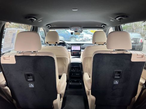 Used 2023 Jeep Grand Cherokee L Limited w/ Luxury Tech Group II AWD/4WD image 38