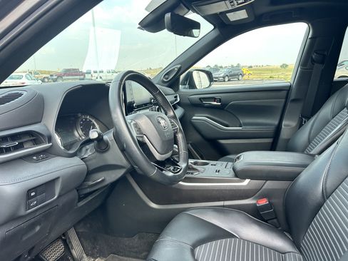 Used 2022 Toyota Highlander XSE FWD image 9