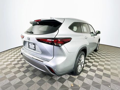 Used 2024 Toyota Highlander Platinum FWD image 10