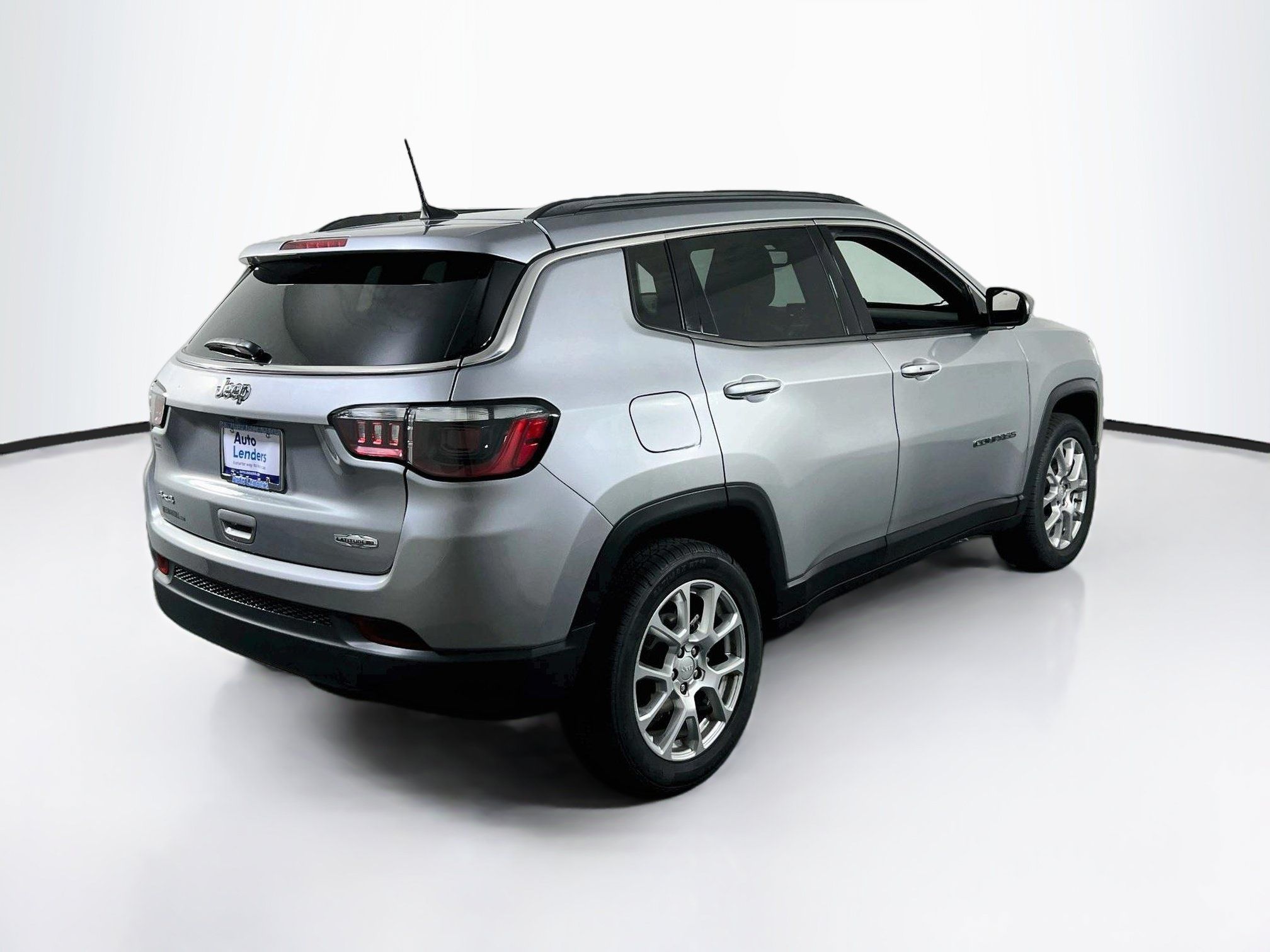 Used 2024 Jeep Compass Latitude w/ Sun and Sound Group AWD/4WD image 5