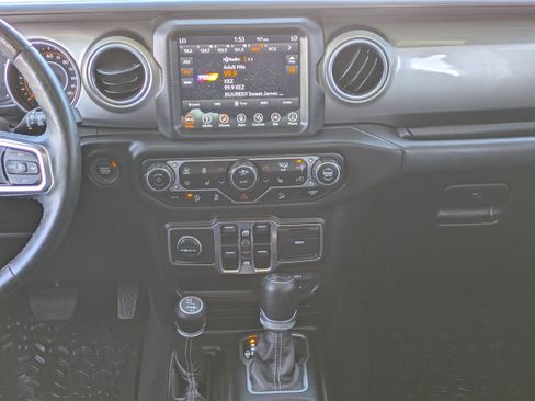Used 2018 Jeep Wrangler Unlimited Sahara AWD/4WD image 18