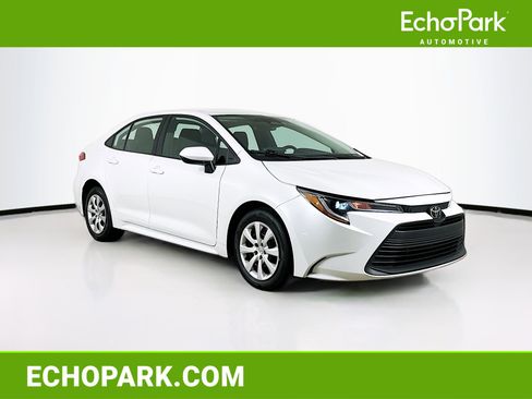 Used 2025 Toyota Corolla LE image 1
