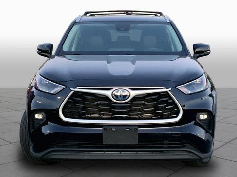 Used 2022 Toyota Highlander XLE AWD/4WD image 4