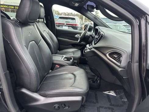 Used 2021 Chrysler Pacifica Touring-L w/ Uconnect Theater Family Group image 26