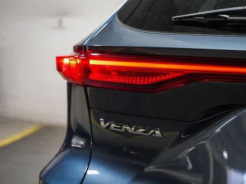 Certified 2022 Toyota Venza LE image 13