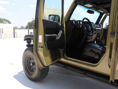 Used 2013 Jeep Wrangler Unlimited Rubicon AWD/4WD image 16