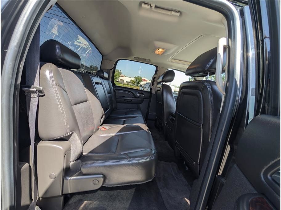 Used 2011 GMC Sierra 2500 Denali w/ Suspension Package, Off-Road AWD/4WD image 14