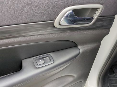 Used 2019 Jeep Grand Cherokee Altitude image 15