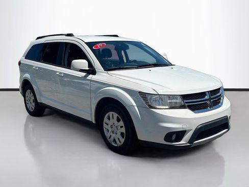 Used 2019 Dodge Journey SE FWD image 3