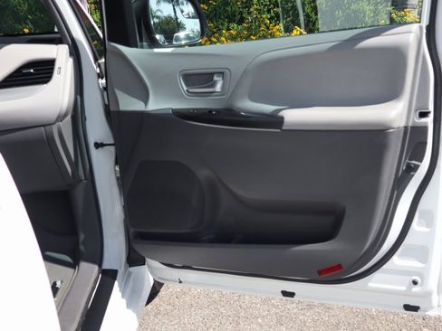 Used 2019 Toyota Sienna LE image 40