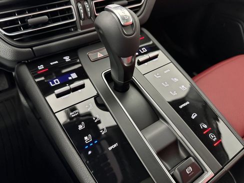 Certified 2025 Porsche Macan AWD/4WD image 16