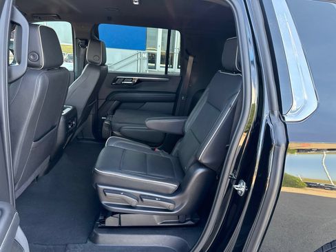 Used 2025 Chevrolet Suburban Premier AWD/4WD image 10