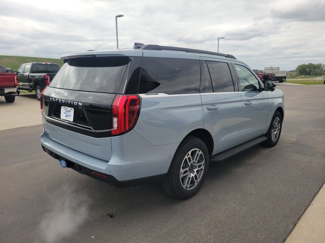 Used 2025 Ford Expedition Active AWD/4WD image 5