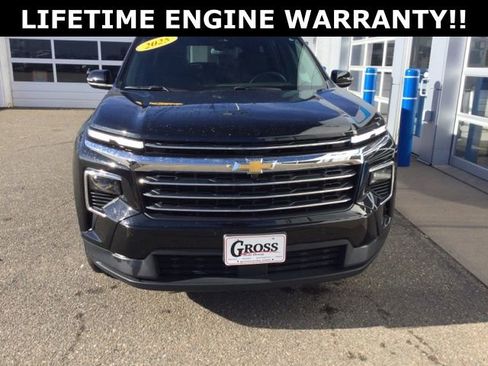 Used 2025 Chevrolet Traverse LT image 3