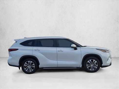 Used 2024 Toyota Highlander XLE FWD image 4