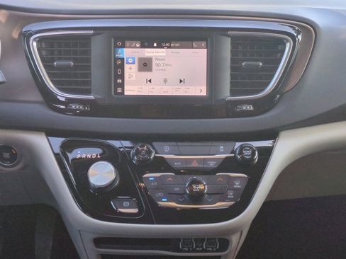 Used 2023 Chrysler Voyager LX image 18