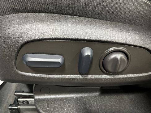 Used 2023 GMC Acadia SLE w/ Driver Convenience Package image 16