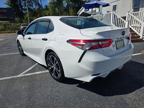 Used 2018 Toyota Camry SE image 4
