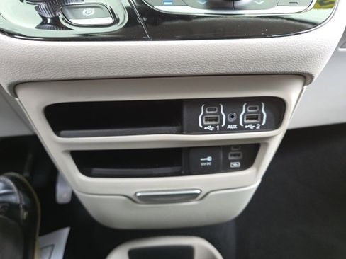 Used 2022 Chrysler Pacifica Touring-L image 53