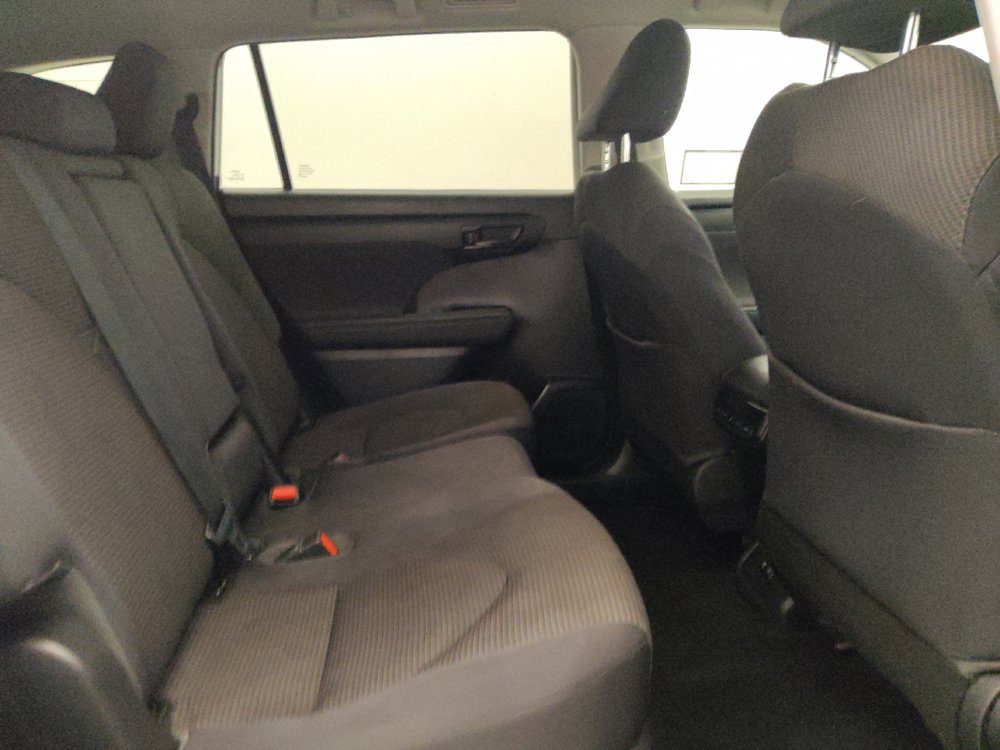 Used 2021 Toyota Highlander LE FWD image 19