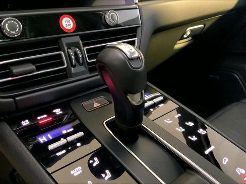 Used 2025 Porsche Macan image 17