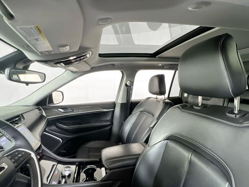 Used 2022 Jeep Grand Cherokee Limited image 22