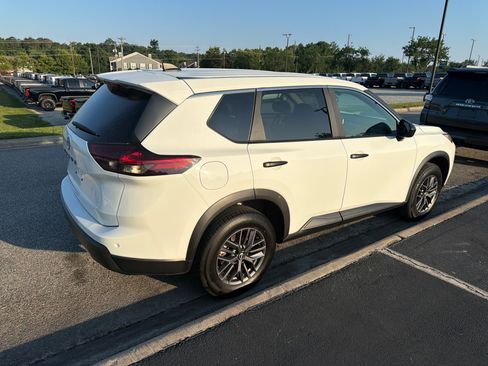 Used 2024 Nissan Rogue S FWD image 10
