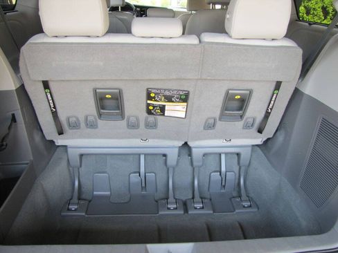 Used 2020 Toyota Sienna XLE w/ XLE Navigation Package FWD image 15