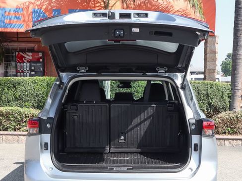 Used 2021 Toyota Highlander L FWD image 8