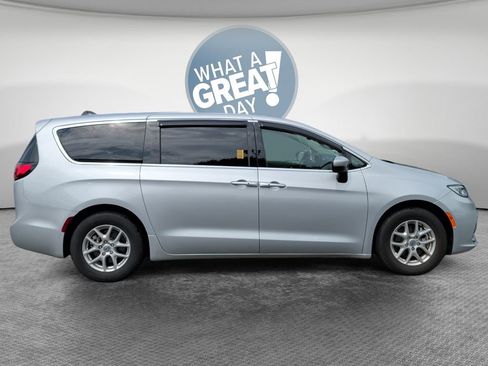 Used 2023 Chrysler Pacifica Touring-L w/ Uconnect Theater Family Group FWD image 2