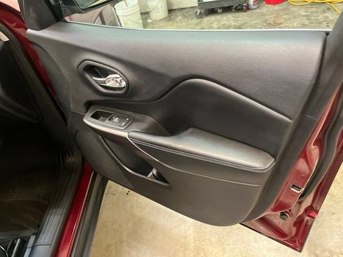 Used 2019 Jeep Cherokee Latitude w/ Popular Appearance Group FWD image 30