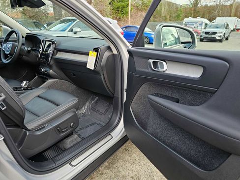 Used 2025 Volvo XC40 B5 Plus w/ Climate Package image 10